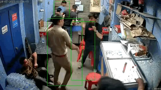 थानाधिकारी ने कैफ़े में घुसकर युवकों को पीटा, लात-घूंसे बरसाए और फिर जड़े थप्पड़, वीडियो वायरल !