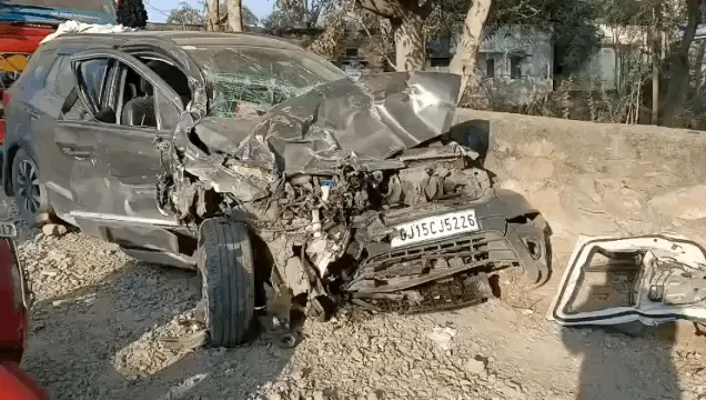 उदयपुर में भीषण सड़क हादसा: दो कारों की टक्कर में 4 दोस्तों की मौत, परखच्चे उड़े, गेट तोड़कर निकाले गए शव