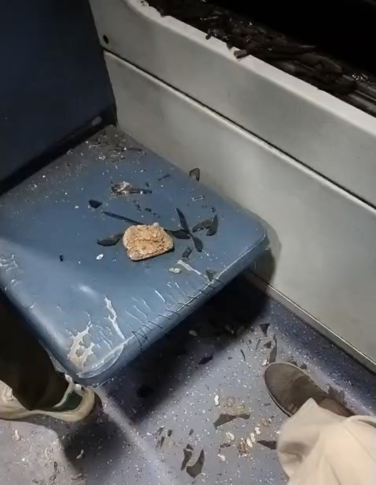 उदयपुर में चलती ट्रेन पर पत्थरबाजी…कोच के शीशे टूटे, दो महिलाओं समेत तीन यात्री घायल