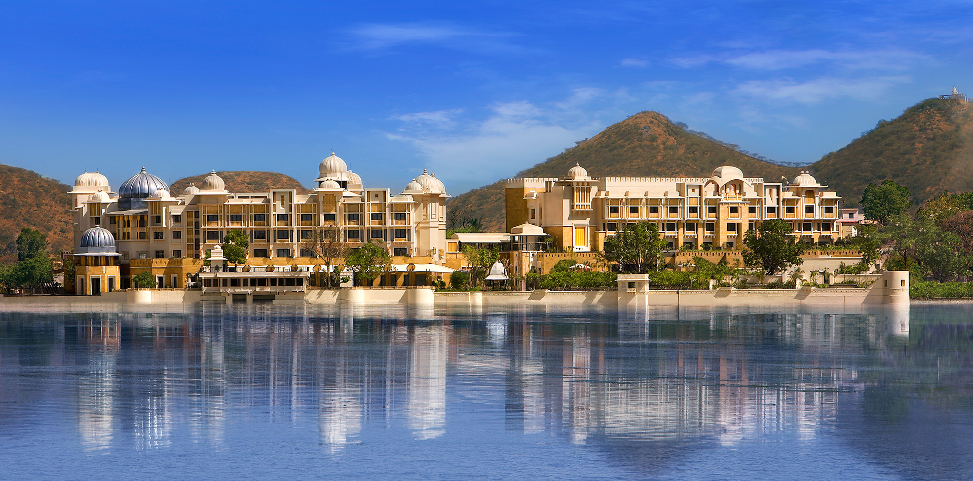 बाथरूम में थे कपल… बिना नॉक किए रूम में आ गया वेटर, अब फाइव स्टार होटल लीला पैलेस पर लगा 10 लाख का जुर्माना