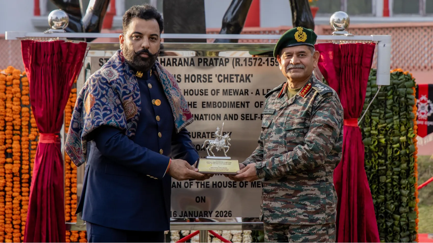 मेवाड़ी परंपरा को पुरस्कार : सेना प्रमुख द्विवेदी ने लक्ष्यराज सिंह मेवाड़ को सैन्य सम्मान से नवाजा; सेना को भेंट की थी एंबुलेंस