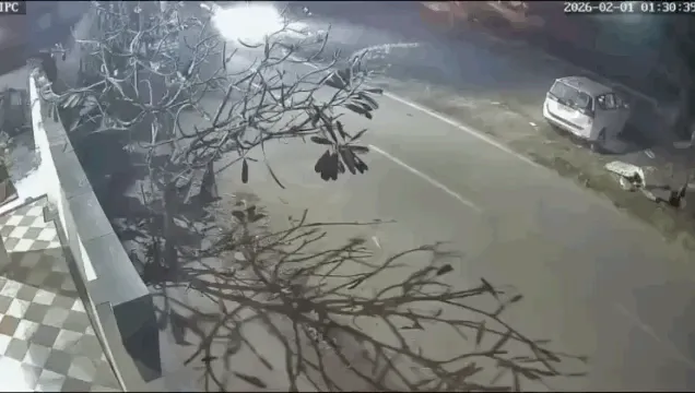 तेज रफ्तार कार घर में गेट तोड़कर में घुसी, गाडी में शराब की बोतलें मिली