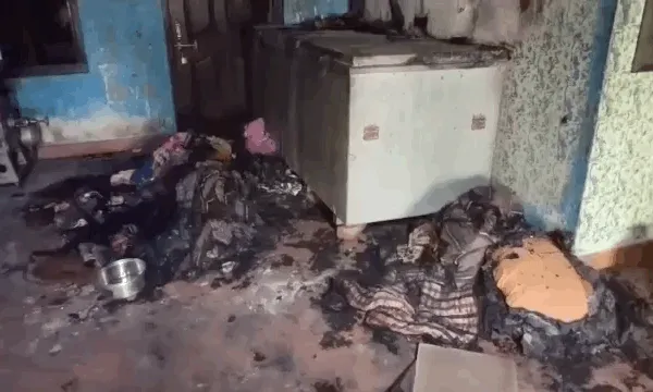 सूने घर में चोरी के बाद लगाई आगः जेवर नकदी लूट ले गए बदमाश, आरोप रंजिश के चलते दिया वारदात को अंजाम