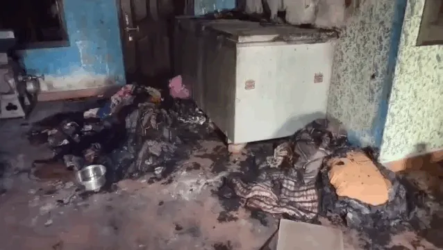 सूने घर में चोरी के बाद लगाई आगः जेवर नकदी लूट ले गए बदमाश, आरोप रंजिश के चलते दिया वारदात को अंजाम