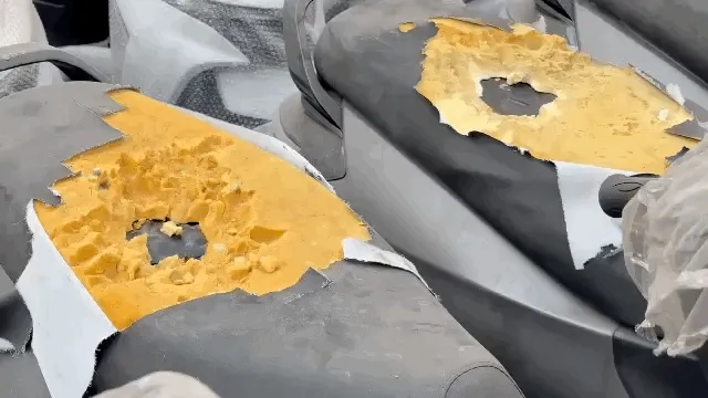 छात्राओं को मिलने वाली स्कूटी उसाल से धूल फांक रहीं: बिना रखरखाव के कबाड़ हो गई, सीटें उधड़ी; प्रिंसिपल बोले-कुत्तों ने फाड़ दी