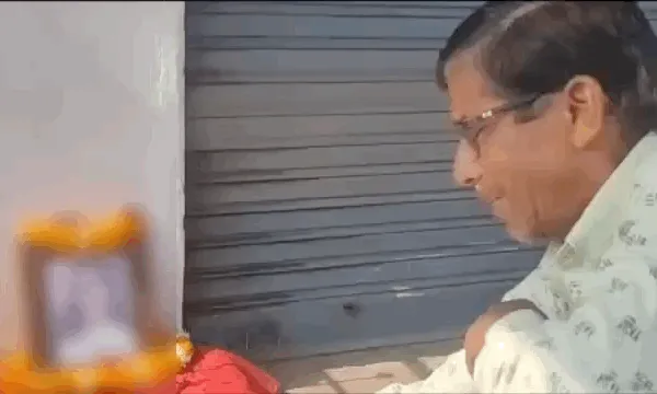 जिंदा बेटी का शोक संदेश छपवाया, मृत्युभोज किया: शादी के 2 महीने बाद प्रेमी के साथ भागी, वसीयत से भी किया बेदखल