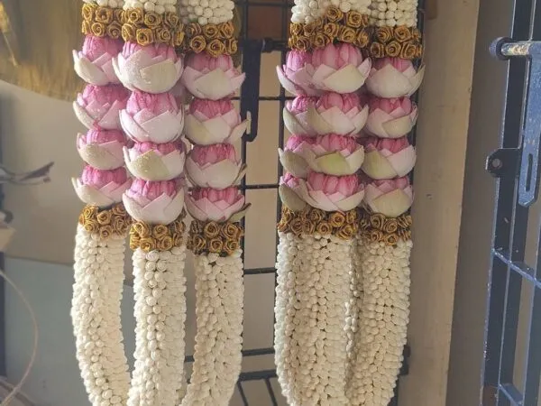 शादियों में नया ट्रेंडः युवा बनवा रहे अपने कपड़ों के मैचिंग की वरमाला, कस्टमाइज्ड वरमालाओं का दाम 2500 से 5000 तक, सामान्य 800 से 1500 रुपए की