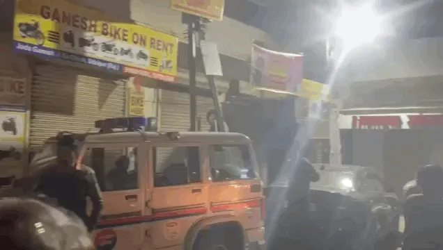 अनप्लान कैफे से साउंड सिस्टम जब्त, संचालक हिरासत में: तेज साउंउ बजाने पर देर रात क्षेत्रवासियों का हंगामा, चांदपोल में जाडा गणेशजी स्थित कैफे का मामला