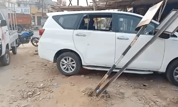 उदयपुर में शादी में आए लोगों की गाड़ियां तोड़ी: ड्राइवर ने ट्रेलर को रिवर्स लेते समय पहुंचाया नुकसान, वारदात सीसीटीवी कैमरे में कैद