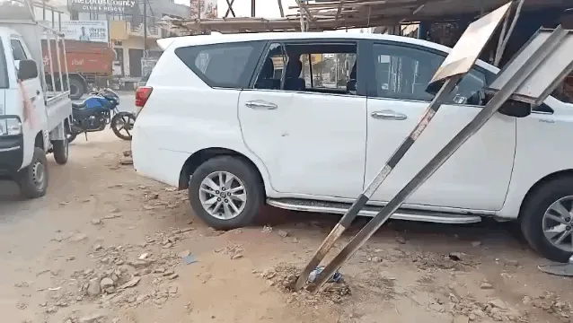 उदयपुर में शादी में आए लोगों की गाड़ियां तोड़ी: ड्राइवर ने ट्रेलर को रिवर्स लेते समय पहुंचाया नुकसान, वारदात सीसीटीवी कैमरे में कैद