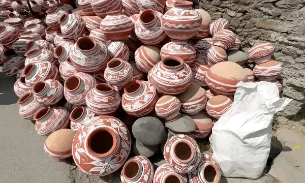 उदयपुर का ऐतिहासिक मटकियों मेला, 300 साल पुरानी मेवाड़ी परंपरा, यहाँ हजारों की संख्या में सजती हैं मटकियां