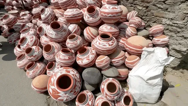 उदयपुर का ऐतिहासिक मटकियों मेला, 300 साल पुरानी मेवाड़ी परंपरा, यहाँ हजारों की संख्या में सजती हैं मटकियां
