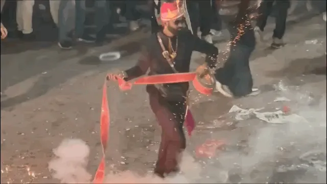 उदयपुर में तोप गरजे, गोलियां की तड़तड़ाहट से सहमा इलाकाः आधी रात 451 साल पुरानी परंपरा निभाने जुटे हजारों लोग, खेली बारूद की होली