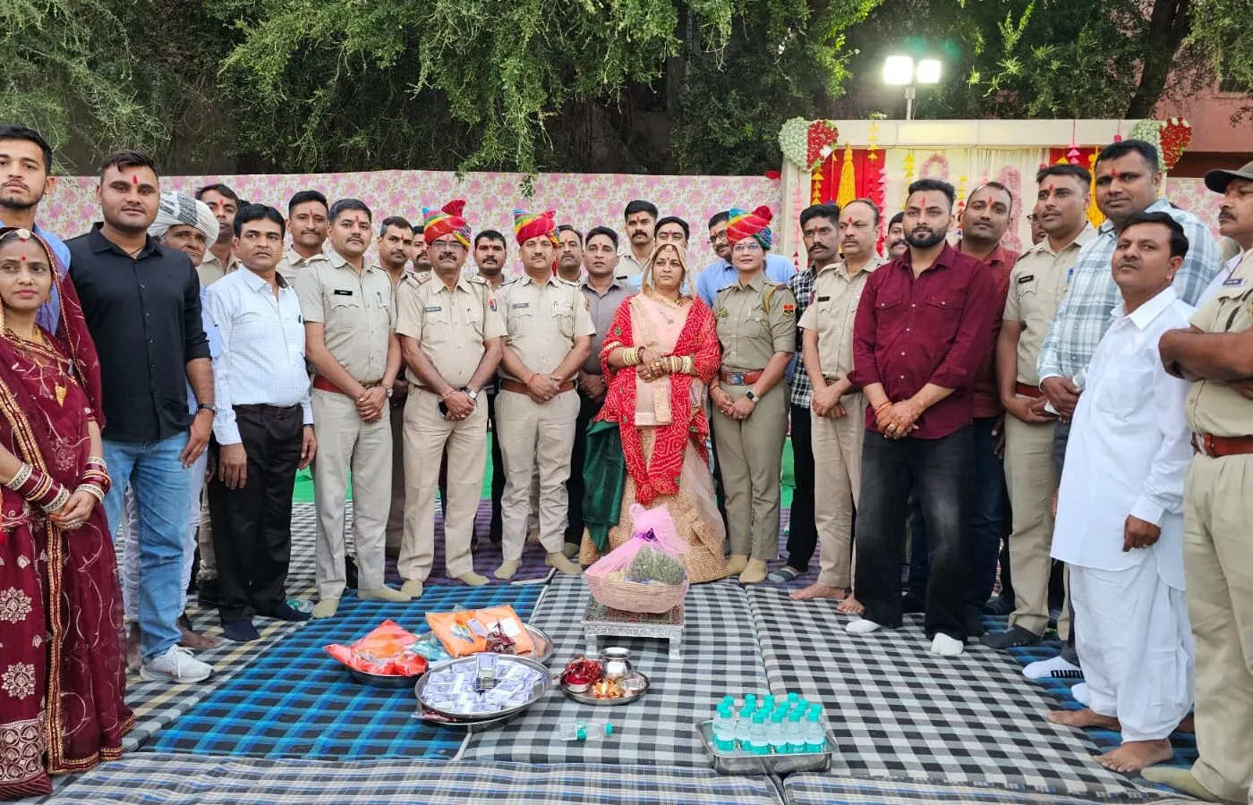 वर्दी वालों का बड़ा दिल: भाई नहीं आए तो पुलिसवालों ने निभाया मायरे का फर्ज, 25 साल से थाने में खाना बनाने वाली महिला के बेटे की शादी में पुलिस ने भरा मायरा