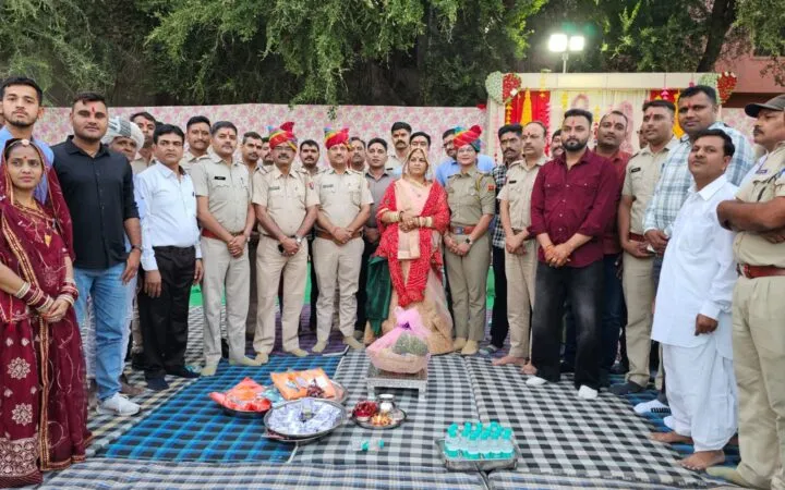 वर्दी वालों का बड़ा दिल: भाई नहीं आए तो पुलिसवालों ने निभाया मायरे का फर्ज, 25 साल से थाने में खाना बनाने वाली महिला के बेटे की शादी में पुलिस ने भरा मायरा