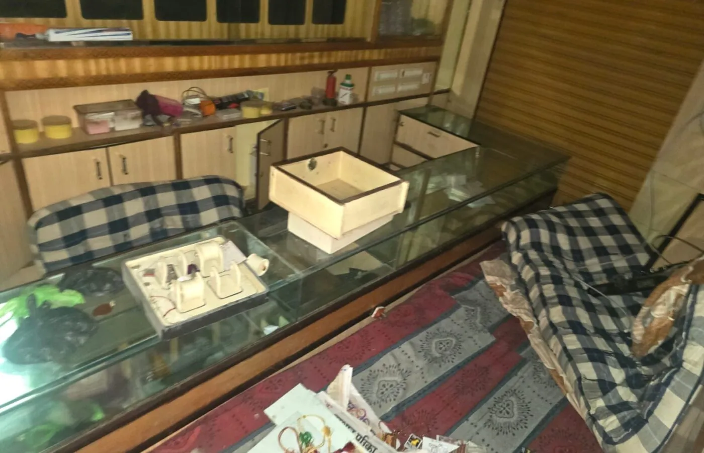 थाने से 150-मीटर दूर ज्वेलरी-शॉप में 1.80 करोड़ की चोरी:2-3 घंटे तक गलियों में घूमे चोर; 100Kg चांदी और 200 ग्राम सोना कट्टों में भरकर ले गए