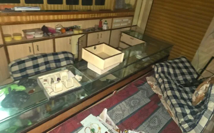 थाने से 150-मीटर दूर ज्वेलरी-शॉप में 1.80 करोड़ की चोरी:2-3 घंटे तक गलियों में घूमे चोर; 100Kg चांदी और 200 ग्राम सोना कट्टों में भरकर ले गए