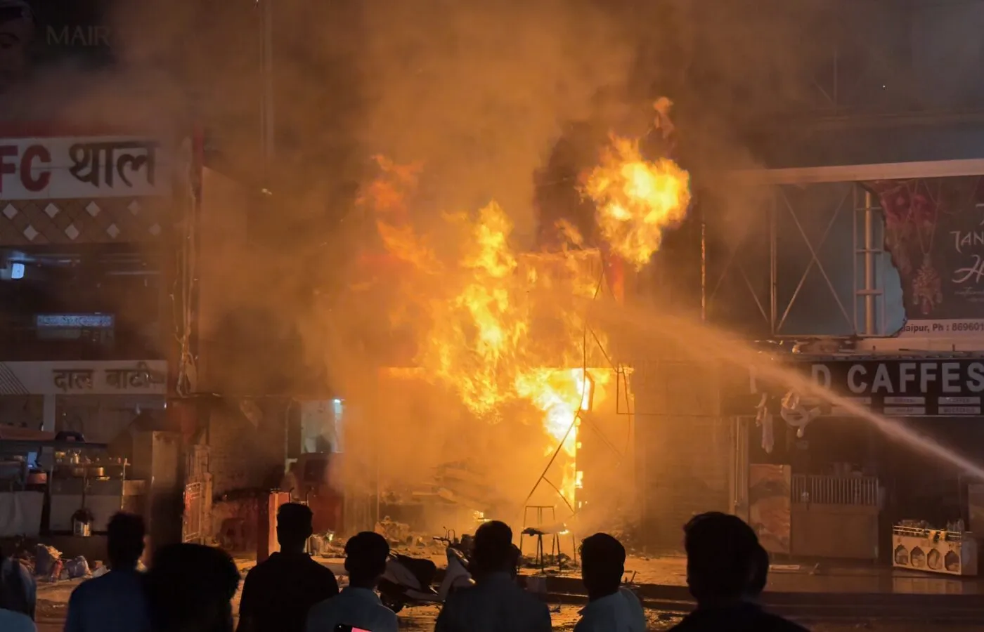 उदयपुर के आरके सर्किल पर पेंट की दुकान बनी आग का गोला; आसमान तक उठीं लपटें, इलाके में मची अफरा-तफरी