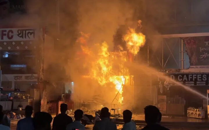 उदयपुर के आरके सर्किल पर पेंट की दुकान बनी आग का गोला; आसमान तक उठीं लपटें, इलाके में मची अफरा-तफरी