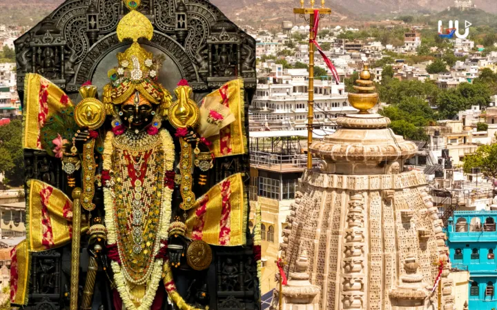 श्री जगन्नाथ स्वामी के दरबार में ध्वजा महोत्सव: मंत्रोच्चार के बीच कगर की दुर्लभ लकड़ी से बने ध्वजदंड पर फहराई दिव्य गरुड़ ध्वजा, जयघोष से गूंजा जगदीश मंदिर